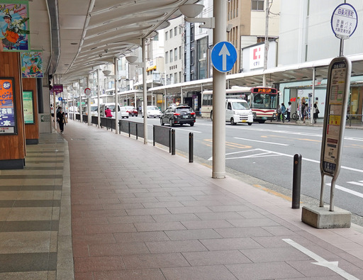 200512_busstop2.jpg